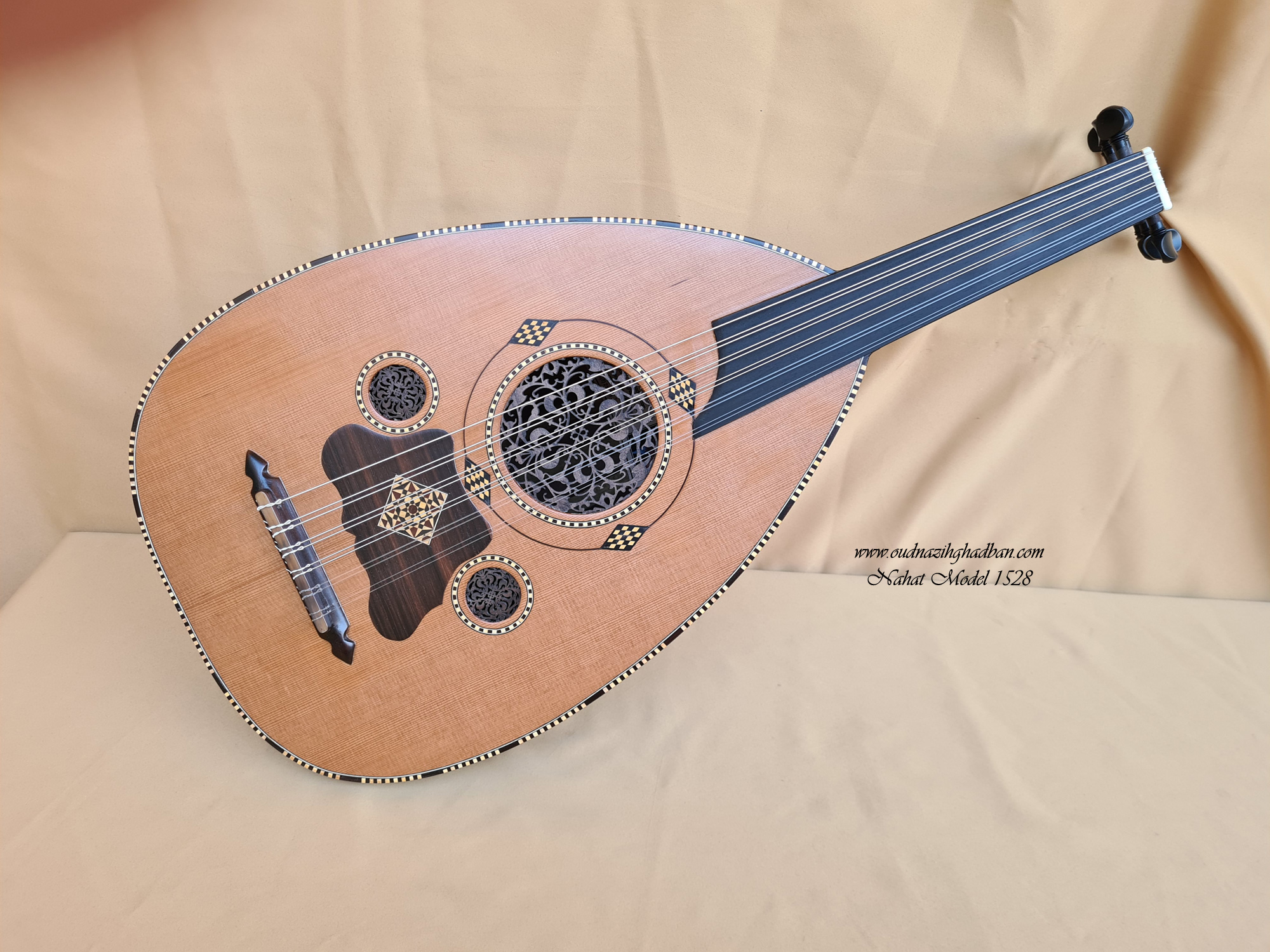 1528 نحات موديل